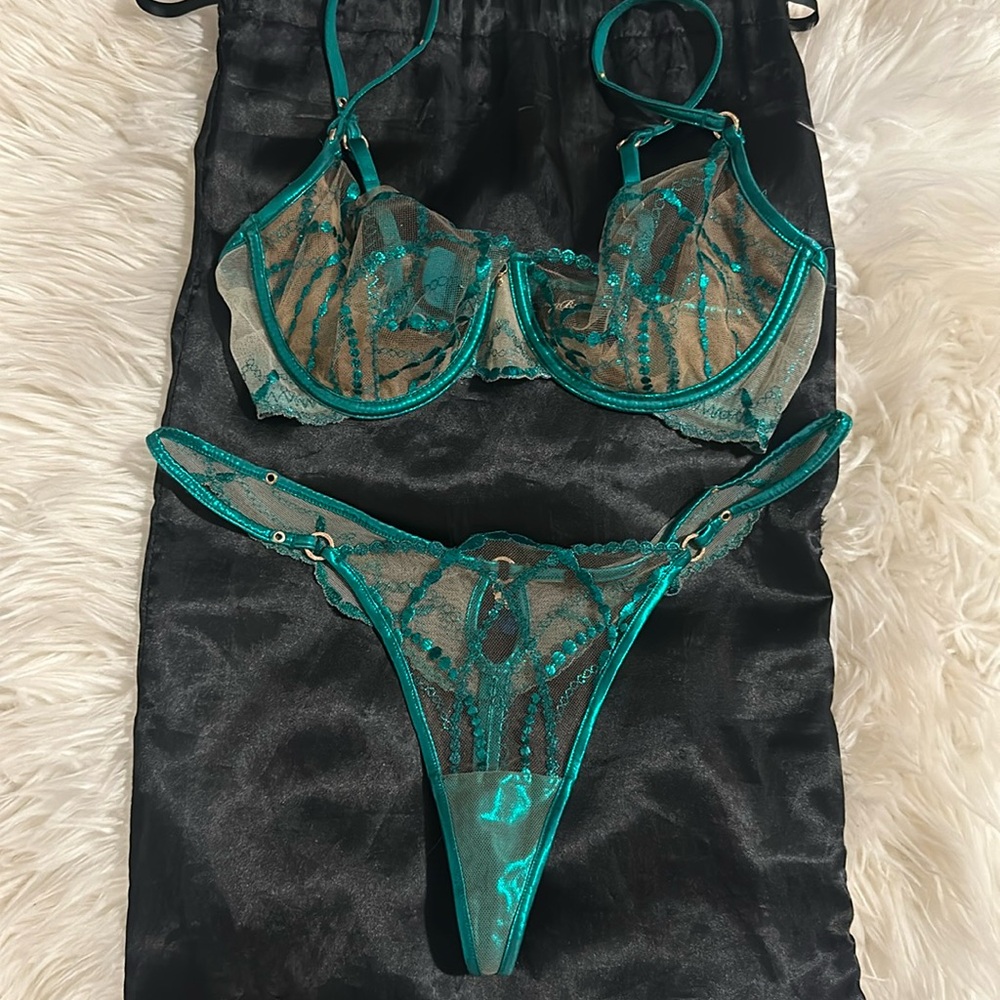 Goldy Emerald- 32DD/ Small
